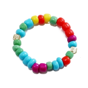 Set di anelli elastici con perline colorate in resina vivace su sfondo bianco neutro