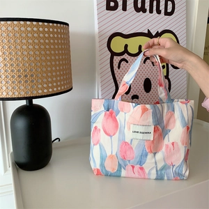 Détail du sac en toile vintage avec motifs de tulipes et étiquette Love Sozakka