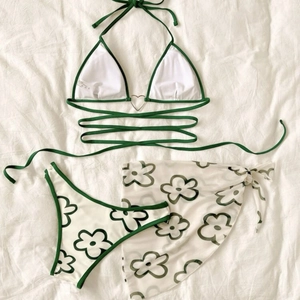 Ensemble bikini 3 pièces avec paréo à fleurs vertes et détail de coeur en métal blanc