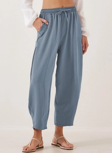 Détail du pantalon décontracté bleu-gris avec taille élastique et texture en coton et lin