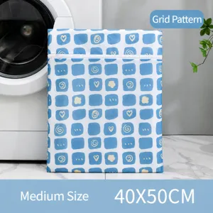 Filet à linge à carreaux bleus 40x50cm à côté d'une machine pour protéger les vêtements