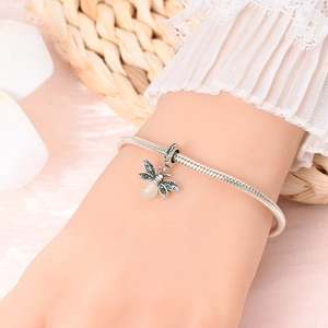 Charm luciole lumineuse sur bracelet maille serpent avec pierres vertes et perle blanche