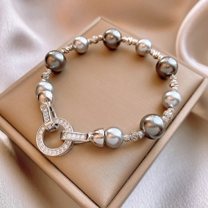 Bracciale in stile francese con perle grigie e zirconi con chiusura di lusso