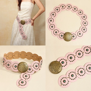 Détails de la ceinture bohème rose avec incrustations turquoise et boucle bronze ciselée