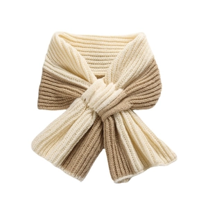 Tour de cou en tricot croisé beige et kaki au design bicolore pour l'hiver
