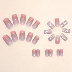 Faux ongles dégradés rose et violet avec motifs pissenlits blancs et étoiles