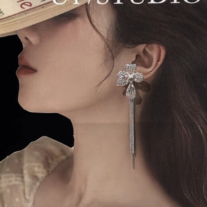 Boucles d'oreilles fleurs argentées avec longues chaînes à pompons et zircons brillants