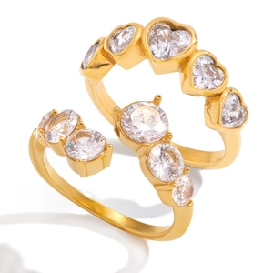 Juego de dos anillos de acero de titanio chapados en oro con circonitas redondas y de corazón
