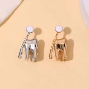 Détails de broches dentaires en or et argent avec émail blanc et finition miroir poli