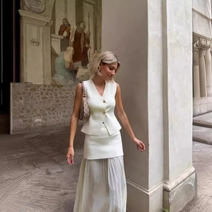 Ensemble élégant gilet tricoté blanc et jupe longue plissée avec boutons dorés de luxe