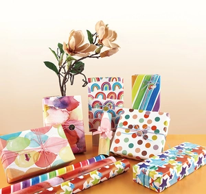 Regenbogen Geschenkpapierrollen mit Motiven wie Ballons Punkten Sternen und Streifen