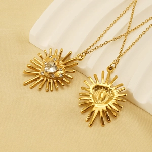 Collier cœur radiant en acier inoxydable plaqué or 18 carats avec pendentif zircon