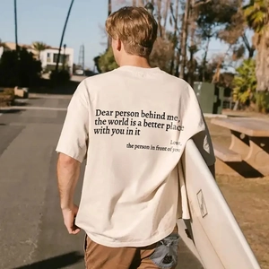 Photo de rue d'un t-shirt beige en coton avec citation au dos et style de vie décontracté