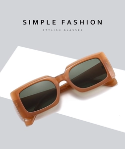 Détail de lunettes de soleil rectangulaires caramel avec monture translucide et verres
