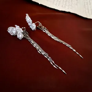 Manchette d'oreille papillon argentée avec pampilles en zircon sur satin sombre