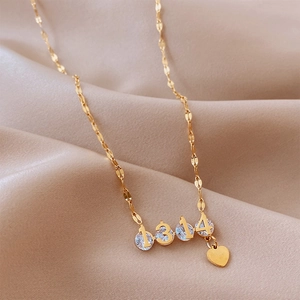 Collier élégant en acier titane or rose 18K avec pendentif cœur 1314 sur fond de soie