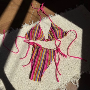 Détail d'un bikini en crochet à rayures colorées avec anneau en métal et liens