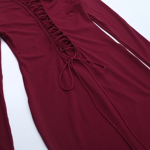 Détail de la robe en maille bordeaux avec encolure à lacets évidée et cordon de serrage