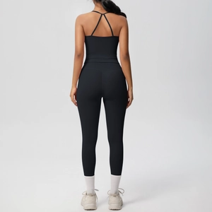 Detail of cross-back straps on black high-waist yoga set with lifting effect