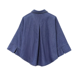 Camicia in denim blu scuro con maniche a pipistrello, piega a scatola sul retro e fondo curvo