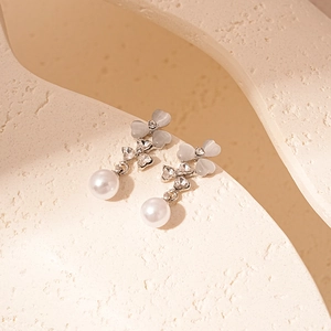 Boucles d'oreilles fleurs œil-de-chat élégantes avec perles et strass scintillants