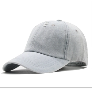 Berretto da baseball classico in denim lavato azzurro con visiera curva su sfondo bianco