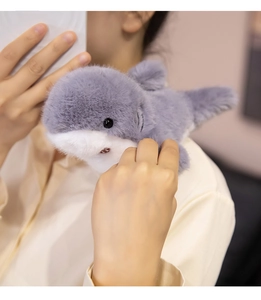 Gros plan d'un doudou requin gris doux avec texture pelucheuse et yeux noirs