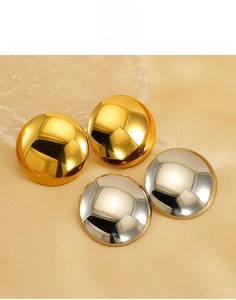 Détails de grandes boucles d'oreilles rondes en acier titane or 18K et argent sur soie
