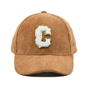 Moderne braune Kord-Baseballkappe mit weißem C-Patch und goldenem Glitzerrand