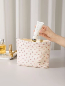 Trousse à maquillage florale en tissu crème avec motifs roses et fermeture éclair