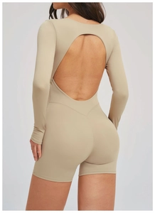 Vue détaillée du dos d'un body kaki ajusté avec découpe en forme de cœur et dos ouvert