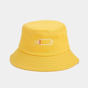 Détail de la broderie créative 1% batterie sur le bord d'un chapeau bob jaune vif