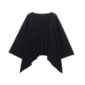 Dettaglio completo in maglia nera con scollo a V e trama a coste con maniche a pipistrello