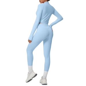 Ensemble de yoga côtelé bleu clair avec haut à manches longues et legging taille haute