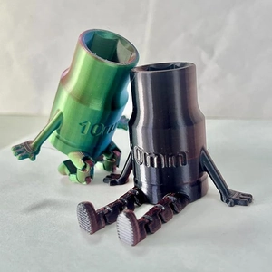 Dettaglio macro di figure articolate da 10mm stampate in 3D in PLA seta e nero opaco lucido