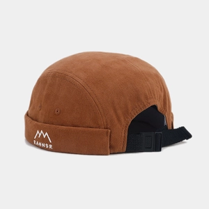 Détail de la sangle et de la broderie sur le bonnet docker en toile marron