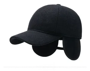 Dettaglio cappello da baseball in lana nera con paraorecchie e logo SR in metallo