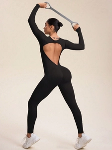 Detail des schwarzen Langarm-Yoga-Bodysuits mit tiefem Rückenausschnitt und nahtloser Textur