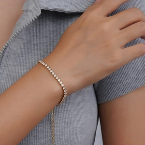 Elegante bracciale tennis placcato oro 18k con zirconi scintillanti al polso femminile