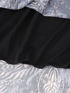 Détail du tissu en maille à motif abstrait gris avec un ourlet ondulé élégant