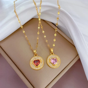 Colliers en acier titane avec zircons cœur rouges et roses dans un pendentif rond doré