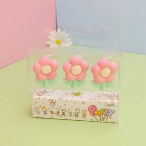 Set mit 3 rosafarbenen Blumen-Geburtstagskerzen mit grünen Blättern in Klarsichtbox