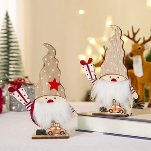 Detalle de gnomos navideños de madera con barba de peluche sobre fondo festivo cálido