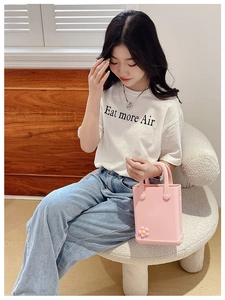 Rosa EVA-Strandtasche mit süßen Blumen-Anhängern, präsentiert von einem Model