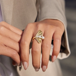Anello in acciaio inossidabile placcato oro 18k con foglia di ginkgo e tre perle