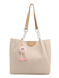 Elegante borsa tote beige capiente con spalline a contrasto e ciondolo in pelliccia rosa