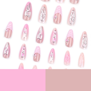 Faux ongles 3D rose avec nœud papillon, lignes métalliques et perles douces