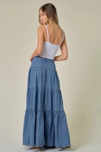 Dettaglio della gonna maxi in denim azzurro a balze con balze multistrato e stile