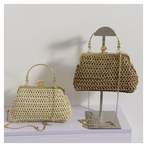 Détail des sacs tressés beige et marron avec poignées en métal doré et bandoulière