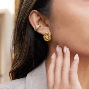 Boucles d'oreilles classiques en acier inoxydable doré 18K avec zircons de zircone sur modèle